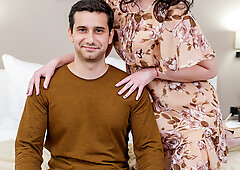 Friend's sexy mom welcomes me after hard night