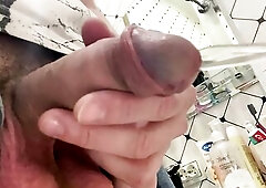 Quickly and closely pee in the bath