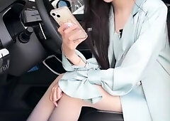 The hotty who wears ebony and white gradient color hose and high-heeled sandals sells cars