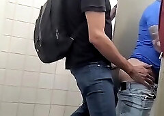 Caralho, o banheiro do trem é muito bom!