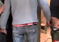 Pepe y Pitu quieren saber quién la tiene más gorda y traen a una puta para elegir al ganador