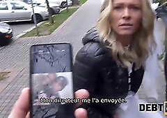 Un collecteur de dettes baise la mariée en robe blanche et bas