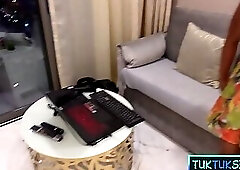 Huge boobs Thai amateur picked up in a Tuk Tuk for dirty sex