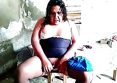 gorda travesti jugueteando con su elástico ano dilatado con sex tool gigante