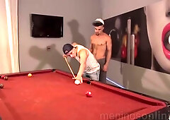 Richard & Valence follan sobre mesa de billar