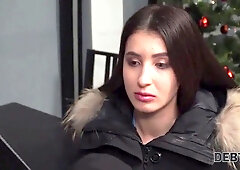 Debt4k. la chatte juteuse d'une jeune fille enduit suffisamment