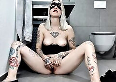 DirtyAddel - Bin ich so Notgeil? Mein 1.Squirt im Bad der Eltern!