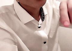 【BL】トイレ中に手コキして欲しいと言われ抜いてあげるイケメン社会人