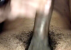 Chico flaco masajea su pequeña verga hasta acabar intensamente