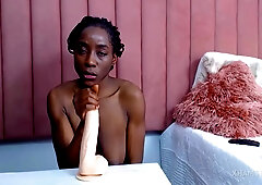 Saggy Tits Queen Play With Dildo