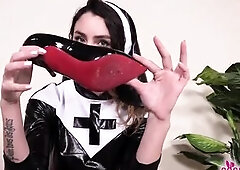 Thena Suora shows her glamorous feet.