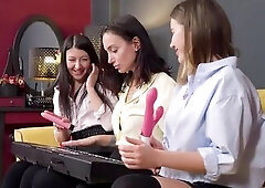 Threesome sex is more interesting for the girls than piano lesson