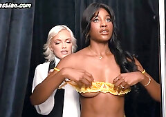 Dyke Ebony Seduces Perverted Lez B4 Eating Her Pussy