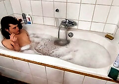 Sara Asd smokes and pleasures herself in the bath
