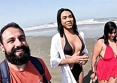 In the hottest Fode Cast clip, the hot Trans Baianinha came to the beach for wild outdoor sex with Casal Mattos! Raw banging on the sand, in the sea a