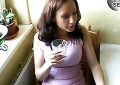 Hartz 4 Goere macht es sich mit Kochloeffel und wird angespritzt, deutsche, german, mum, mother