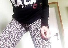 farts into my leopard yogapants
