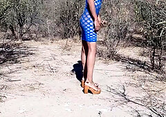 Putivestido con tacones se masturba