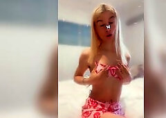 Jeune étudiante de eighteen ans se gode le cul après l’université