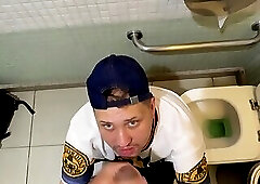 Mamando o vitão na escada