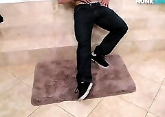 Muscled amateur showers before wanking his shaft in solo