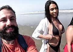In the hottest Fode Cast clip, the hot Trans Baianinha came to the beach for wild outdoor sex with Casal Mattos! Raw banging on the sand, in the sea a
