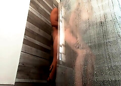 i fuck my girlfriend in the shower and cum in her wet pussy