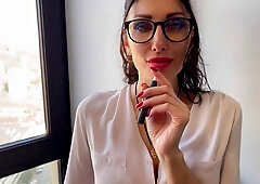 This is the second time that babe's forgotten her purse at home, but this time that babe didn't get away with it, that babe paid all the bil