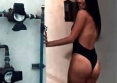 Sexy amateur teen chick solo