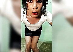 Trans angel limpiando un sex toy con su boca