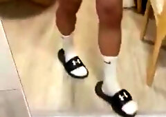 Trai sục trước gương