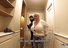 Sissy Boy regarde comment son rendez-vous satisfait un autre homme