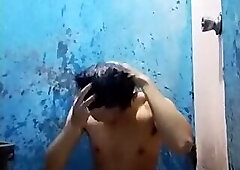 Cowok ganteng mandi coli