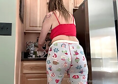 Longtoesally in kitchen ass clenching