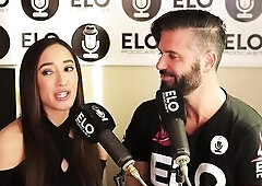 La hermosa modelo se comio toda la banana!????