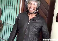 Motoboy obtient une pipe et une baise et un bonus