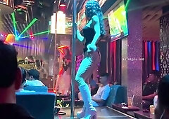 Sensuous babe gives fantastic pole dancing performance