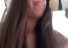 Comiendo la Leche de mi Hermanastro que Dejó en su Juguete