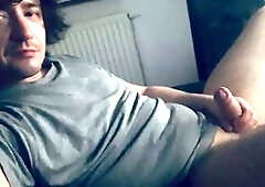 Younng boy jerks off in front of pc