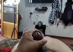 Tatuado jugando con un consolador