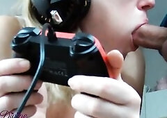Une gameuse joue, suce une bite et se fait prendre par derriere !