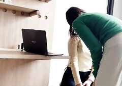 Descubro que mi jefe usa lubricantes y me los mete en mi snatch!