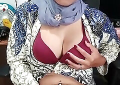 Hijab Shemale With Big Cock Masturbate Until She Cum
