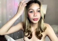 Amateur Webcam Cute Teen Plays Solo with Big