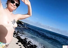 Adventurous amateur pair dares to have sex on a public beach