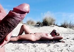 Beach Penis Flash, in Front of this Stranger ... how will this babe React?