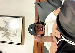 se masturba hasta venirse en su propio pecho