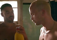 Dos chicos sexys follan en el baño.