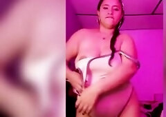 Hawt beauty pees in a bowl