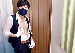 Appraiser faps with white mittens and blows a load